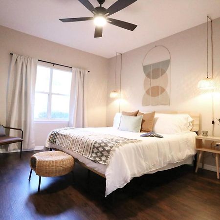 Nomad Retreat King Bed Boutique Condo W Garage Gainesville Ngoại thất bức ảnh