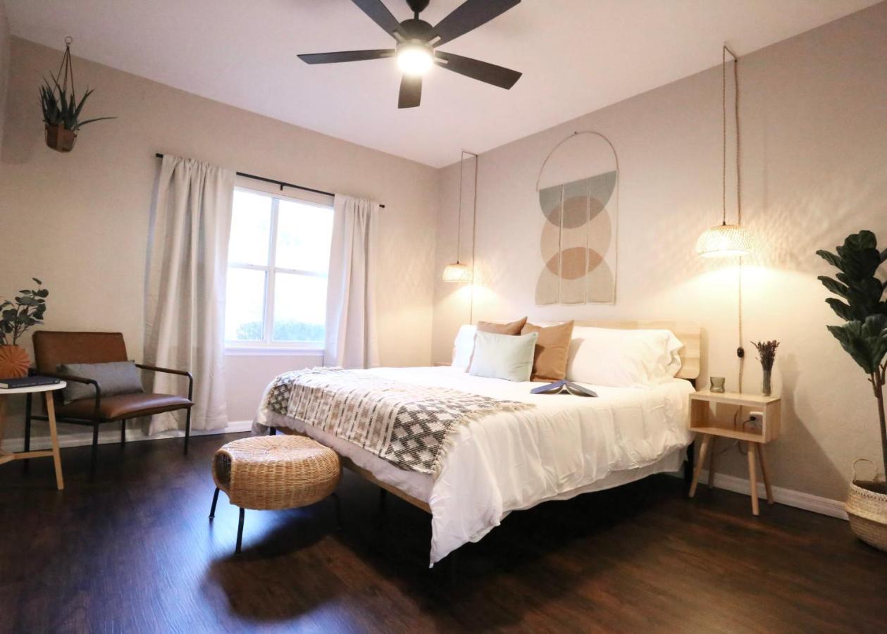 Nomad Retreat King Bed Boutique Condo W Garage Gainesville Ngoại thất bức ảnh