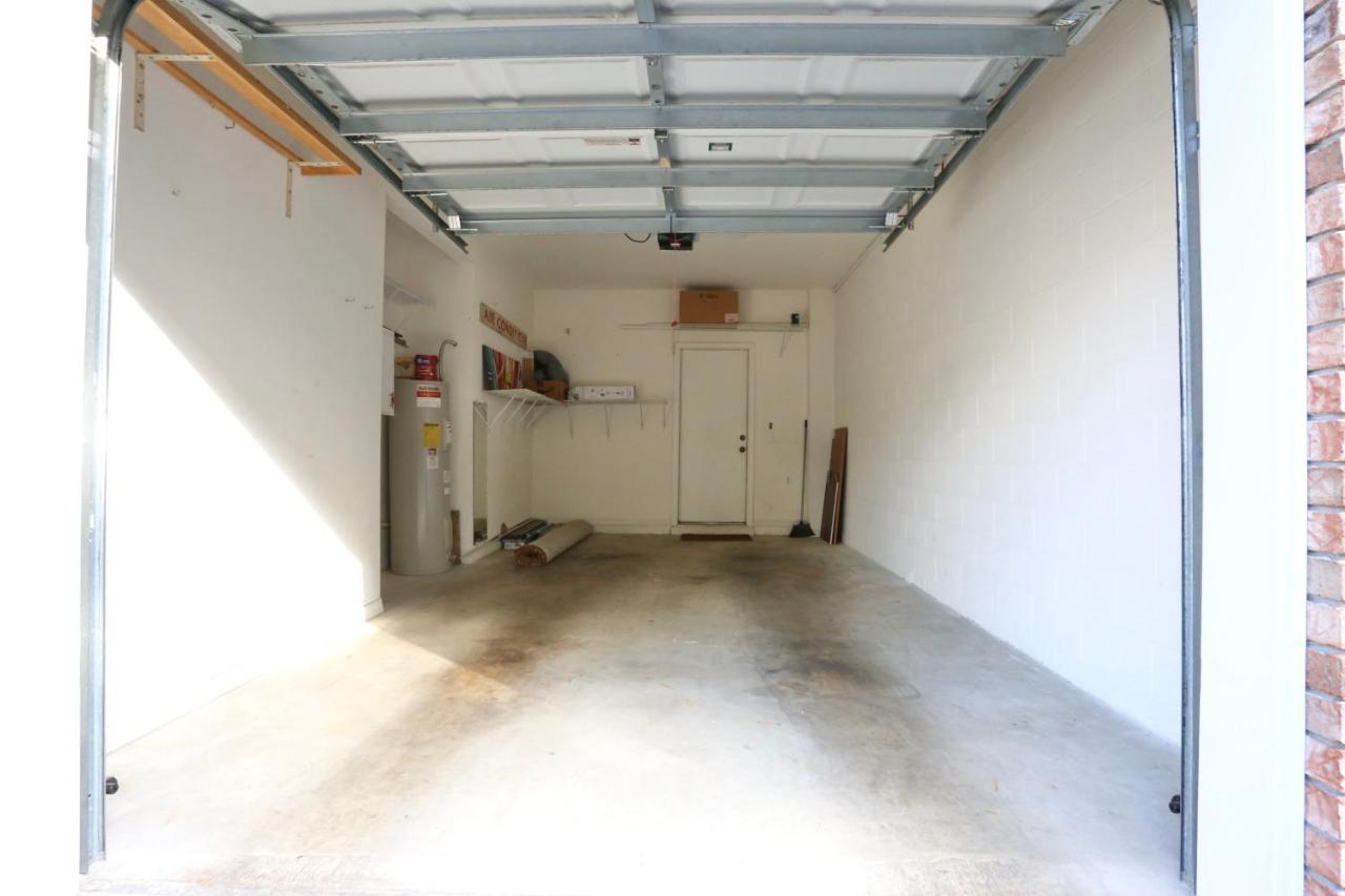 Nomad Retreat King Bed Boutique Condo W Garage Gainesville Ngoại thất bức ảnh