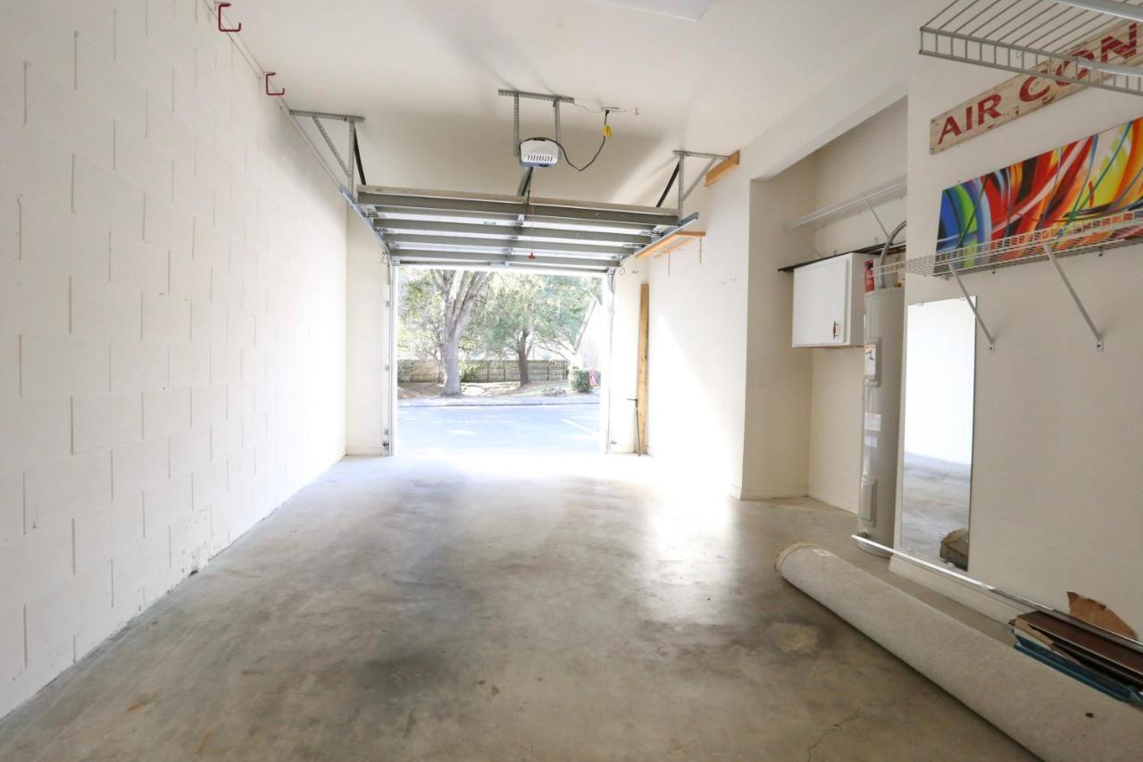 Nomad Retreat King Bed Boutique Condo W Garage Gainesville Ngoại thất bức ảnh