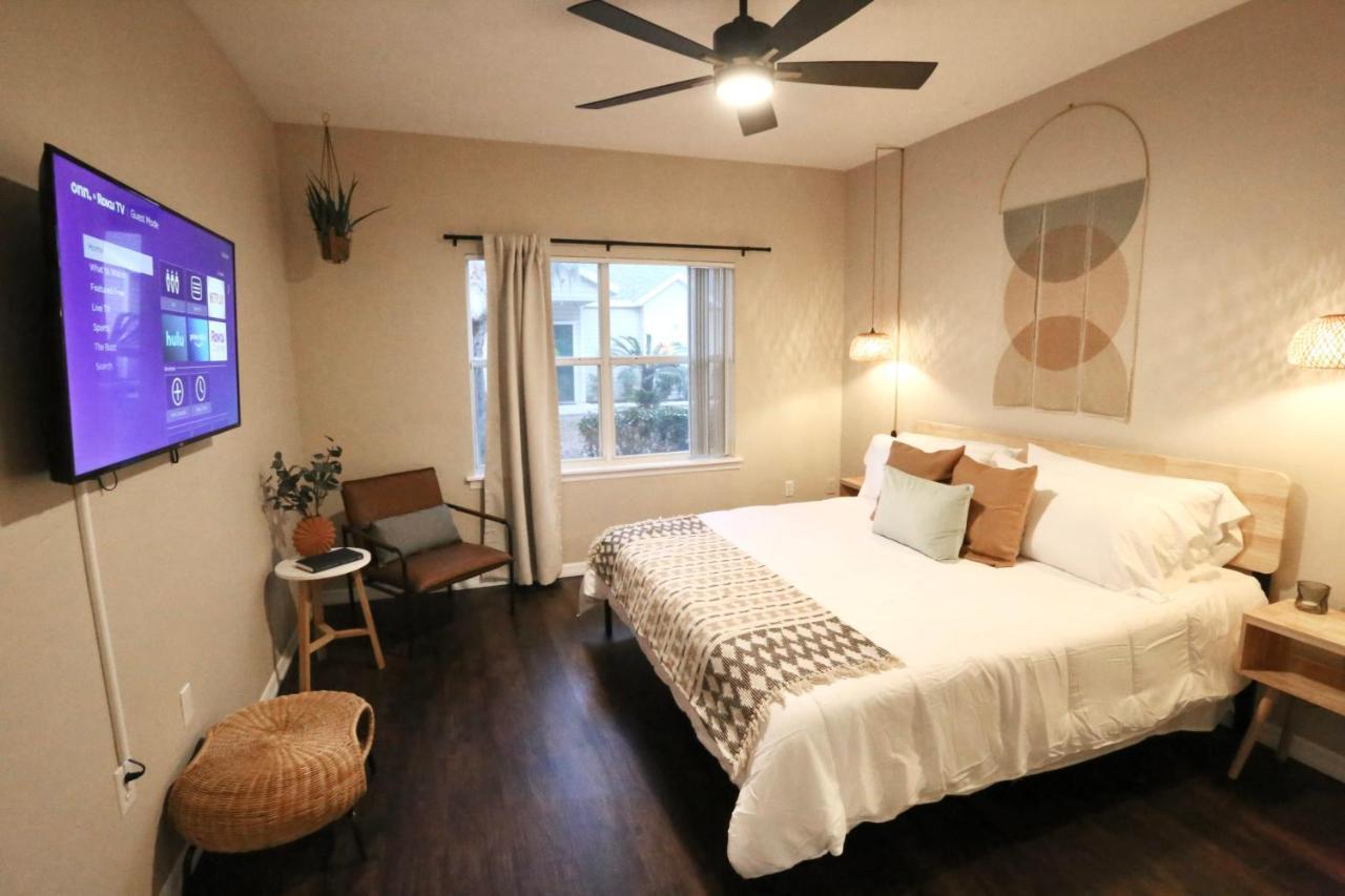 Nomad Retreat King Bed Boutique Condo W Garage Gainesville Ngoại thất bức ảnh