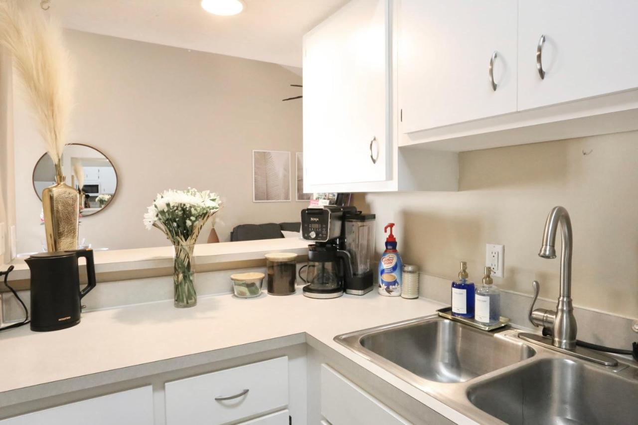 Nomad Retreat King Bed Boutique Condo W Garage Gainesville Ngoại thất bức ảnh